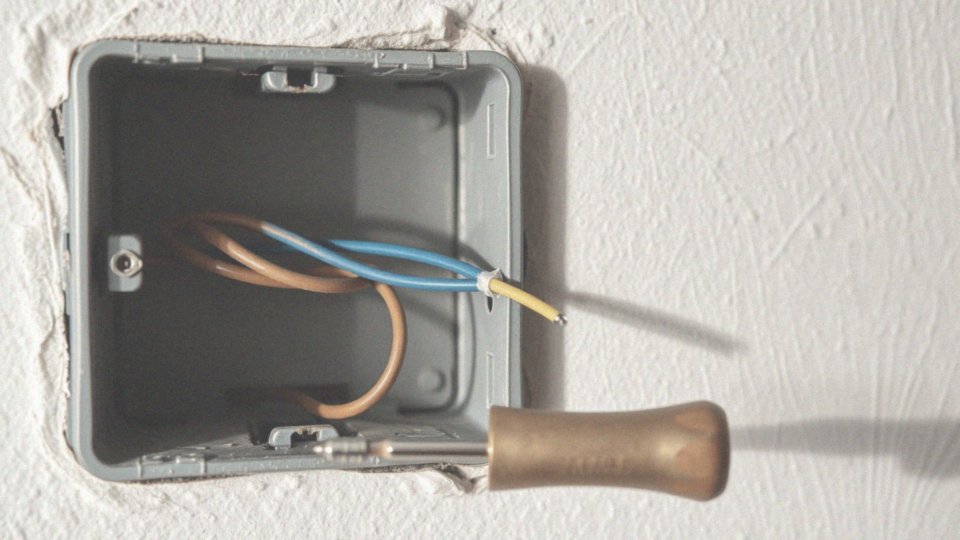Jak rozpoznać przewody w instalacji elektrycznej?